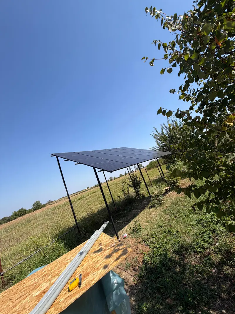 Structură metalică la sol cu 10 panouri Jinko