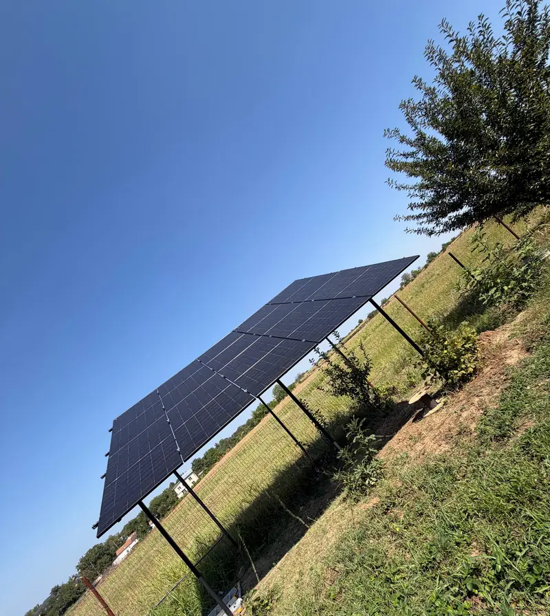 Panourile pe structura la sol, văzute din lateral