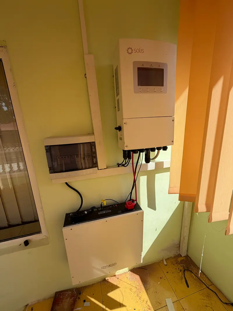 Invertor Solis hibrid și baterie Dyness