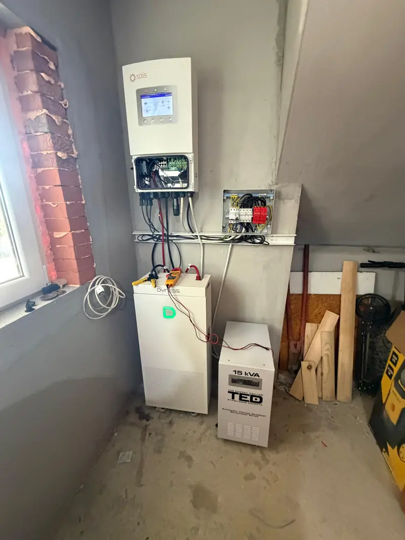 Invertor Solis hibrid și baterie Dyness PowerBrick montate în interior