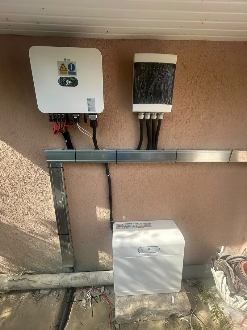 Invertor Huawei, tablou de protecții și baterie Huawei LUNA2000 montate pe perete