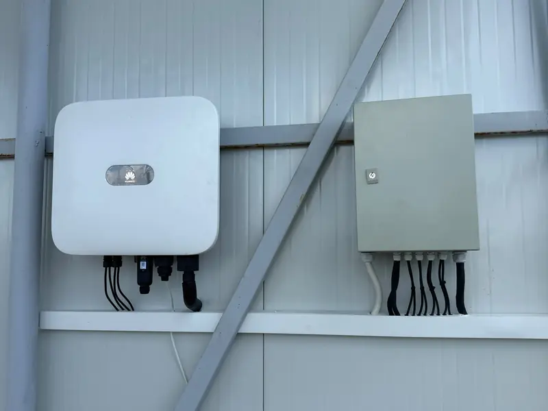 Invertor Huawei trifazat și cutie de protecții